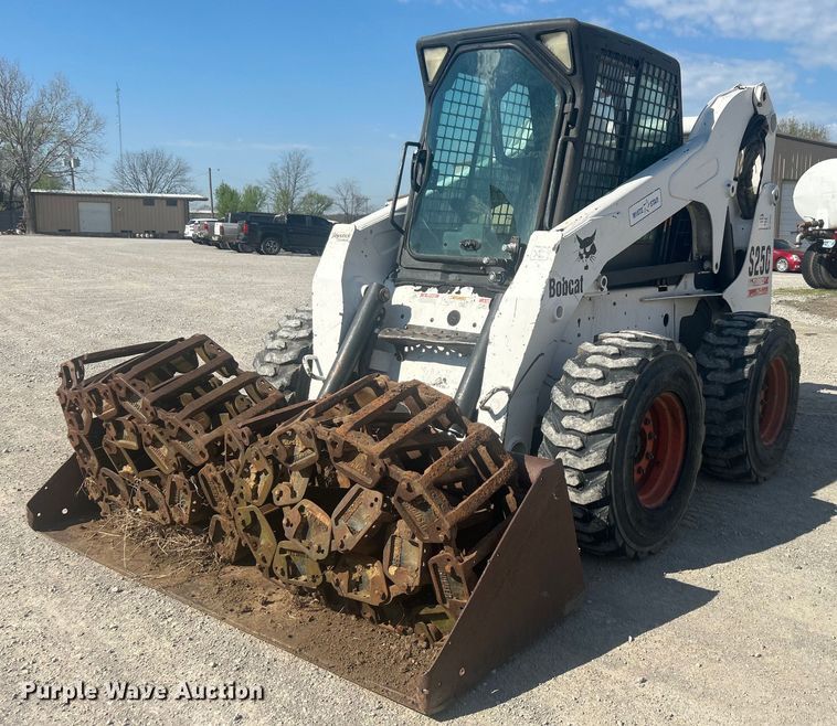 2004 Bobcat S250 skid steer loader - DO1045