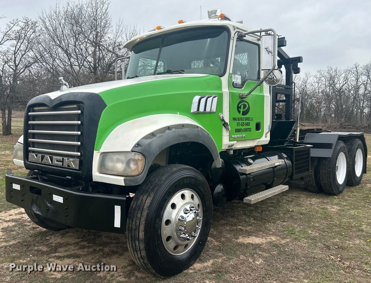 2007 Mack CTP713 semi truck - DO1047