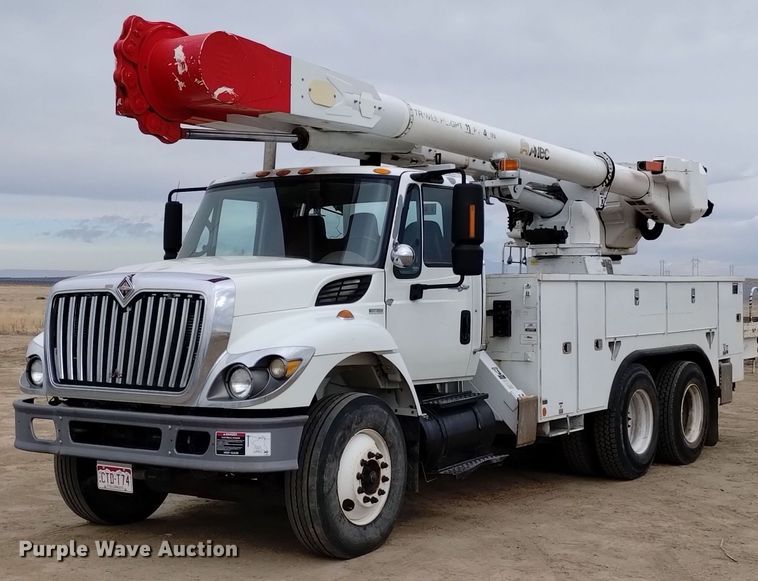 2010 International  WorkStar 7400  bucket truck - DQ6046