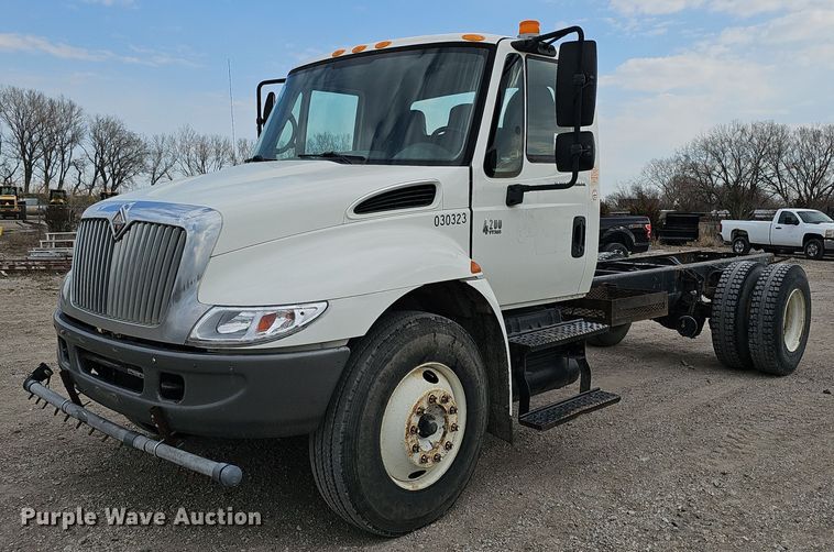 2004 International 4200 truck cab and chassis - DQ8618