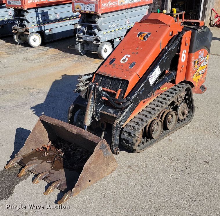 2017 Ditch Witch SK600 compact utility loader - DR7985