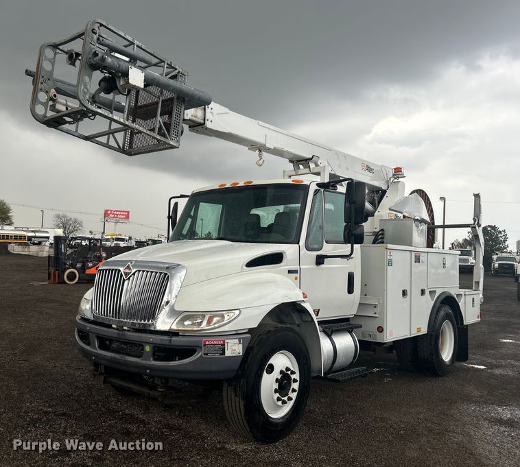 2012 International  4300M7 SBA  bucket truck - EG1339