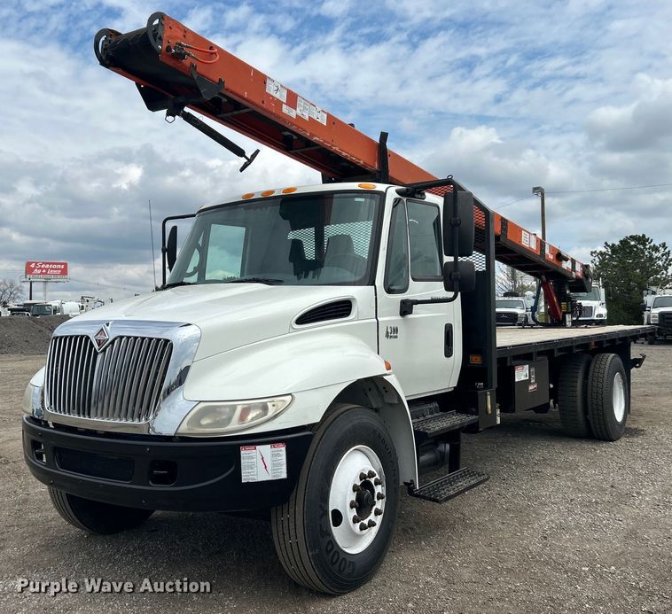 2002 International  4300 SBA shingle conveyor truck - EG1361