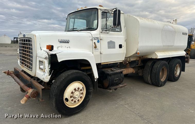 1993 Ford L8000 water truck - EH6609