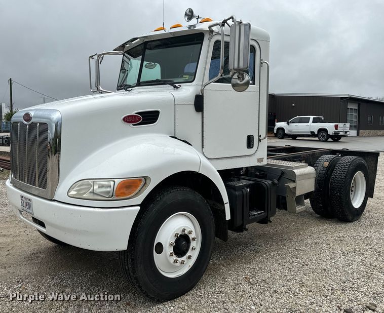 2005 Peterbilt PB335 truck cab and chassis - EH6642