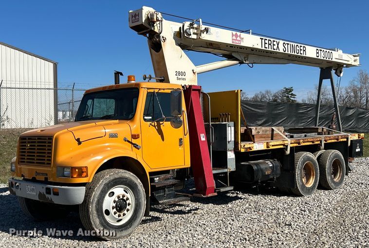 2000 International 4900 crane truck - EK4341