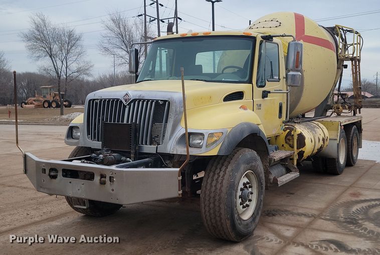 2002 International  7400  ready mix truck - LA9632