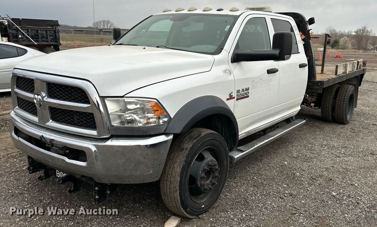 2014 Dodge  Ram 5500HD Crew Cab flatbed truck - OF9347
