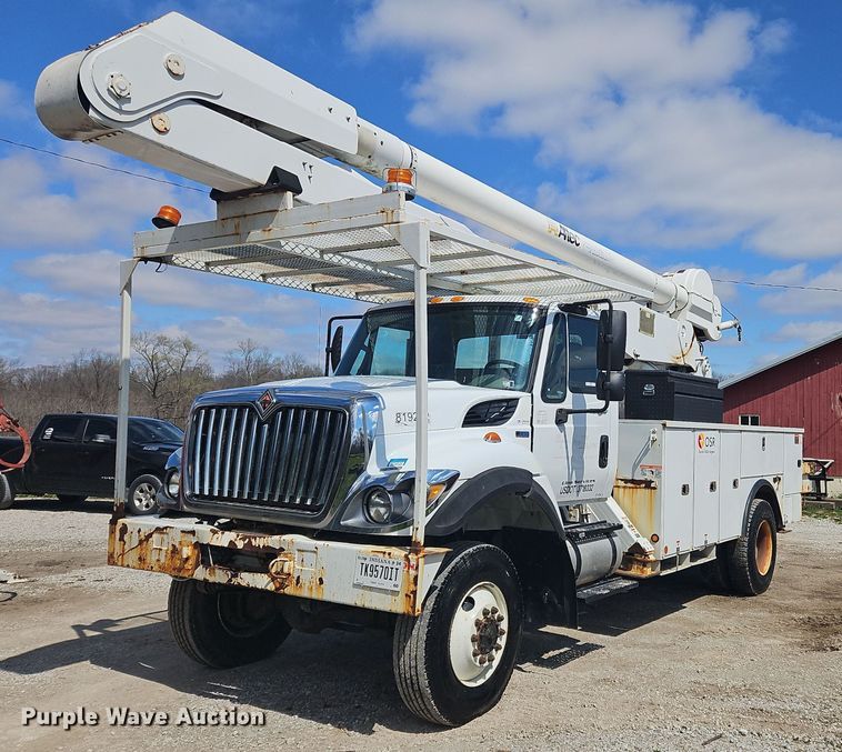 2012 International  7300 bucket truck - OK9845