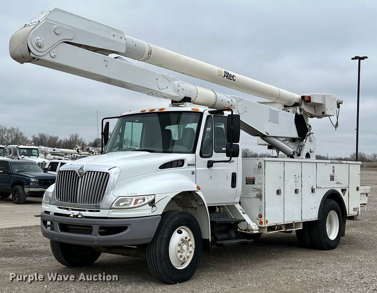 2009 International  DuraStar 4300 bucket truck - OM9945