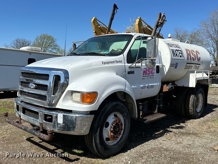 2005 Ford F750 Super Duty water truck - OM9962