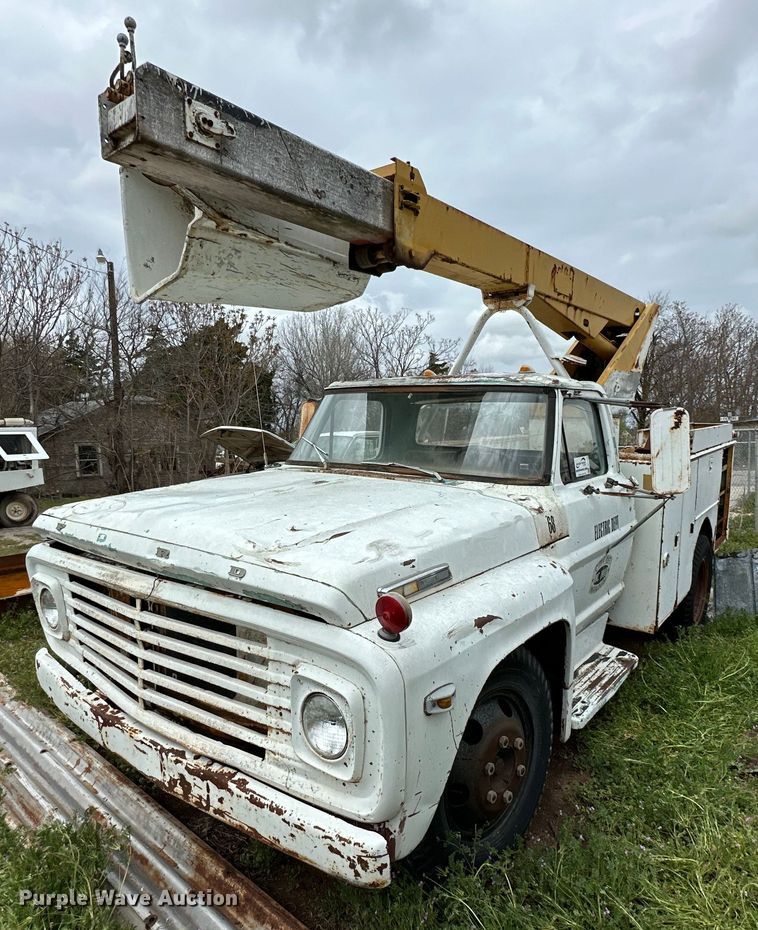 1968 Ford 600 bucket truck - DG4316
