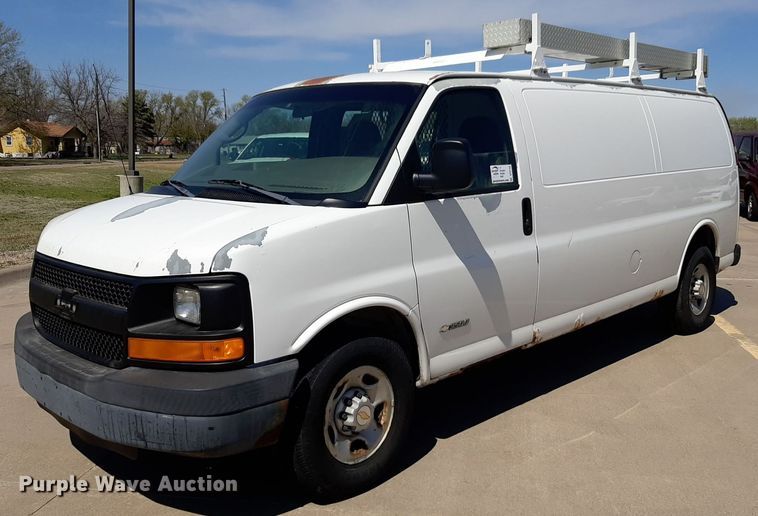 2004 Chevrolet Express 3500 van - DP2743