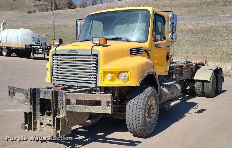 2007 Freightliner  M2 hook lift truck - DP3446