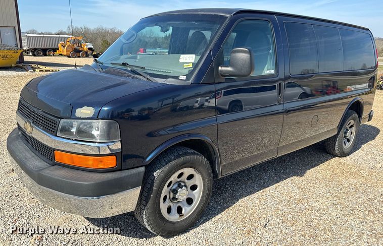 2010 Chevrolet Express van - EH6627