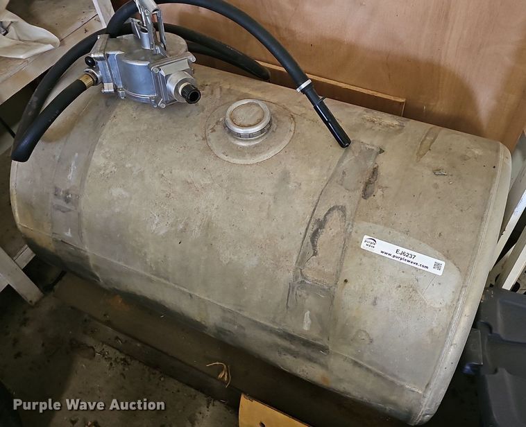 Frieghtliner  fuel tank  - EJ6237
