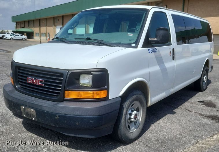 2017 GMC Savana 3500 van - EJ7858