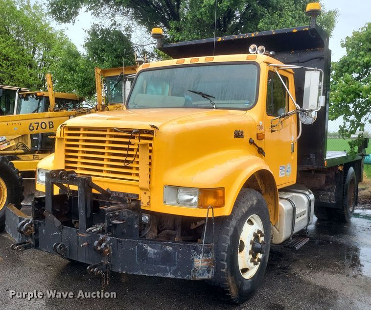2002 International 4900 flatbed truck - EJ7882