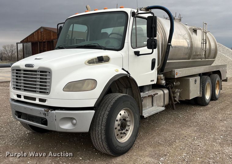2010 Freightliner  Business Class M2 vacuum truck - LD9354