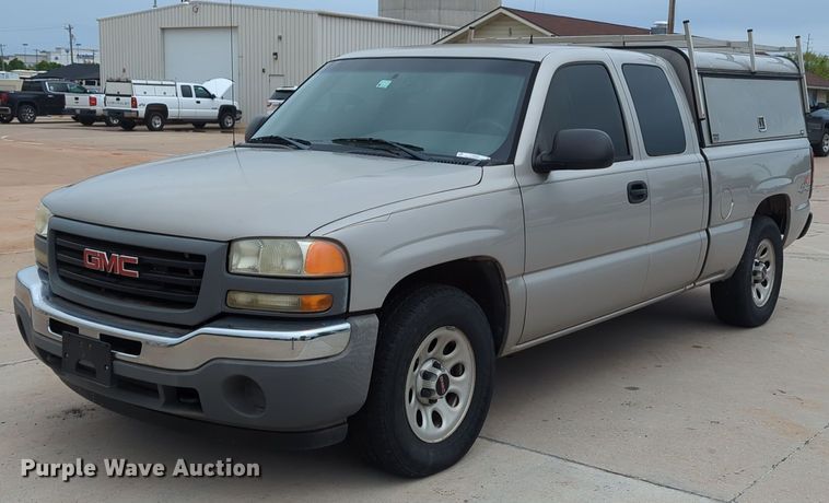 2005 GMC Sierra 1500 Ext. Cab pickup truck - LY9520