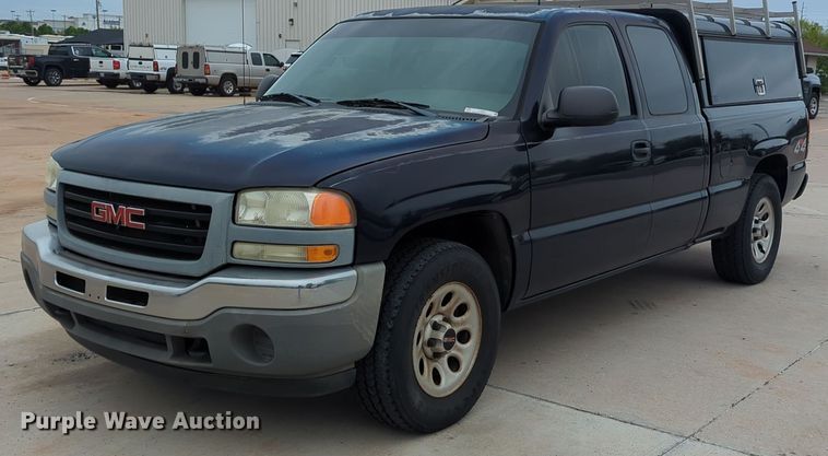2005 GMC Sierra 1500 Ext. Cab pickup truck - LY9521