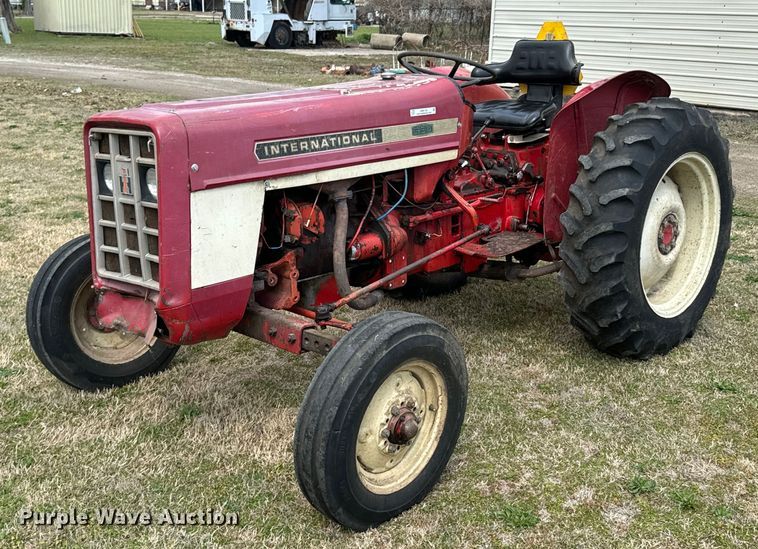 International Harvester 354 tractor - ND9116