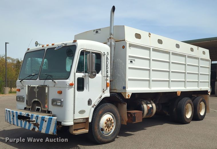 1996 Peterbilt  320 chipper truck - NG9468