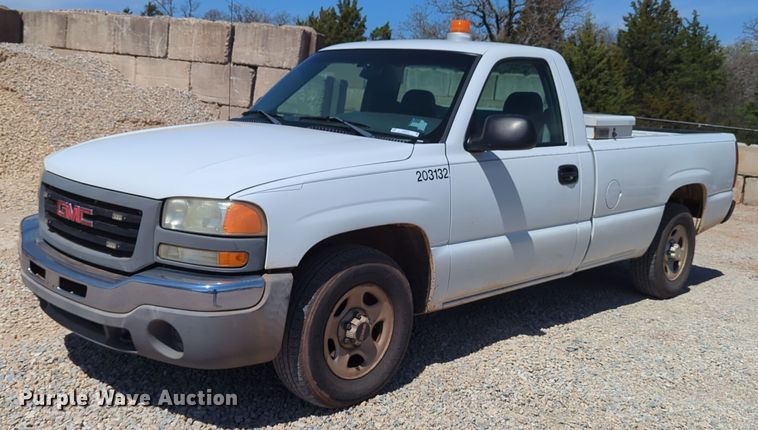 2003 GMC  Sierra 1500 pickup truck - NG9475