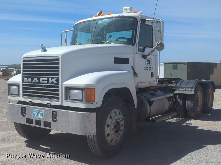 2003 Mack CH600 semi truck - NG9496