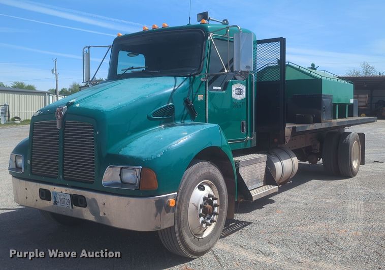 2005 Kenworth T300 flatbed truck - NZ9514