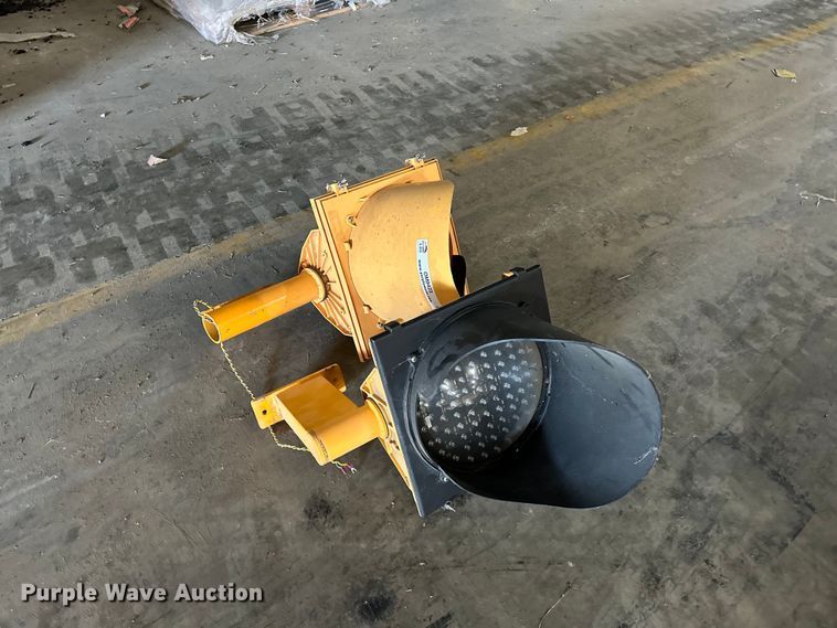 (2) traffic signals - OM9423