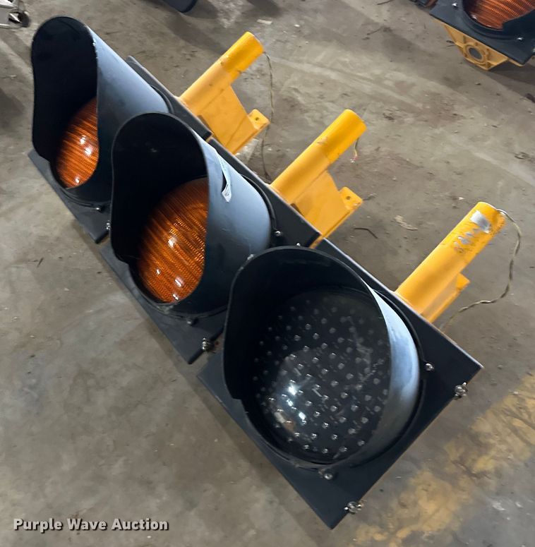 (3) traffic signals  - OM9429