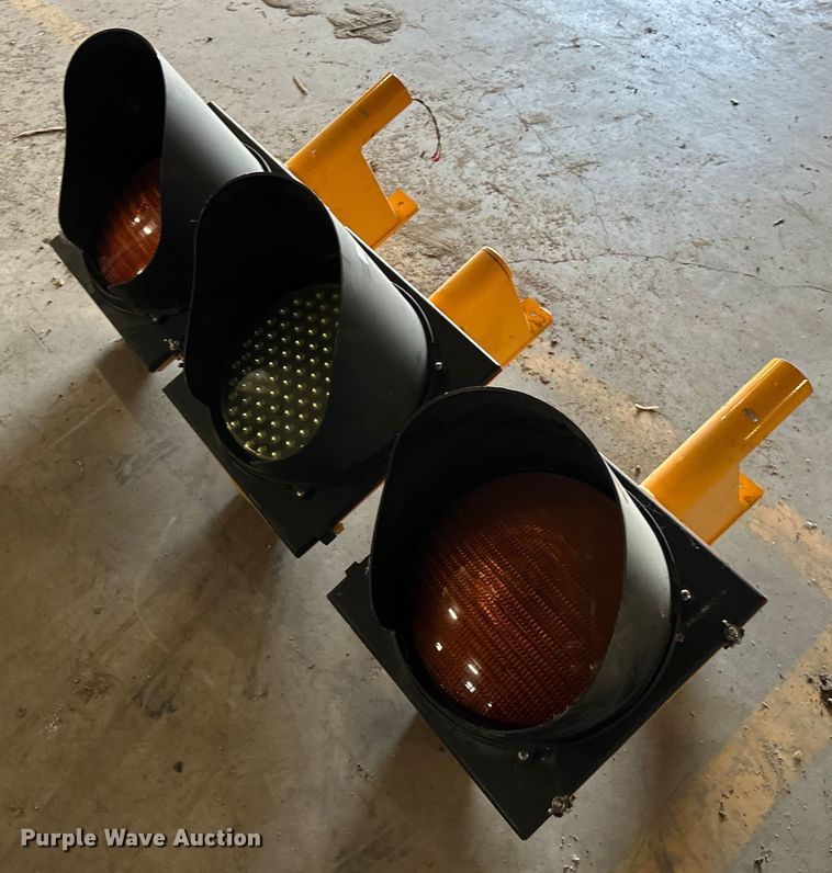 (3) traffic signals - OM9432