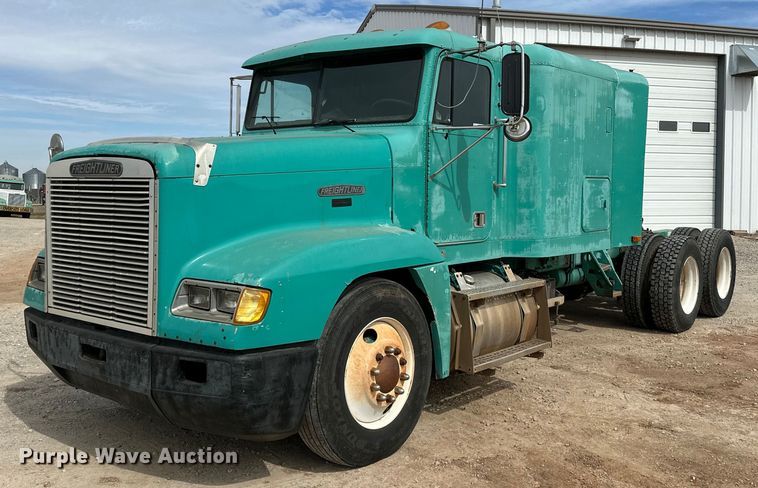1992 Freightliner  FLD120 semi truck - OM9938