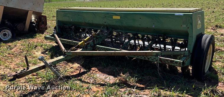 John Deere 8300 grain drill - EJ0439