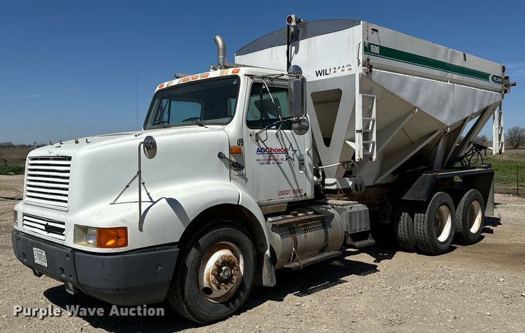 1996 International  8200 fertilizer delivery truck - NH9092