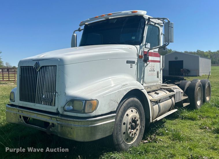 2001 International  9400i  semi truck - DO1072