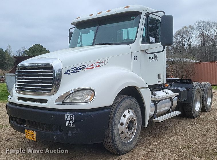 2007 Freightliner  Columbia 120 semi truck - DO4874