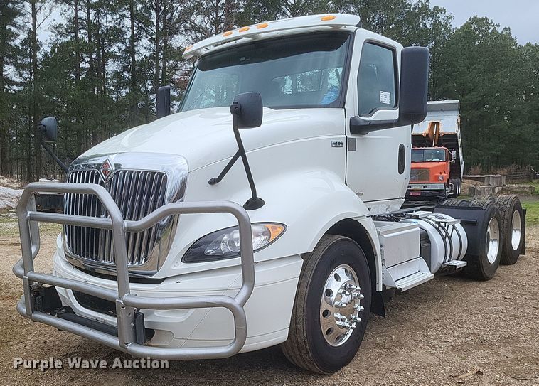 2019 International RH613 semi truck - DO4875
