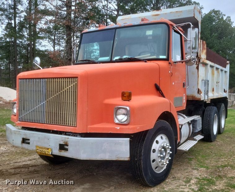 1995 White GMC WG dump truck - DO4876