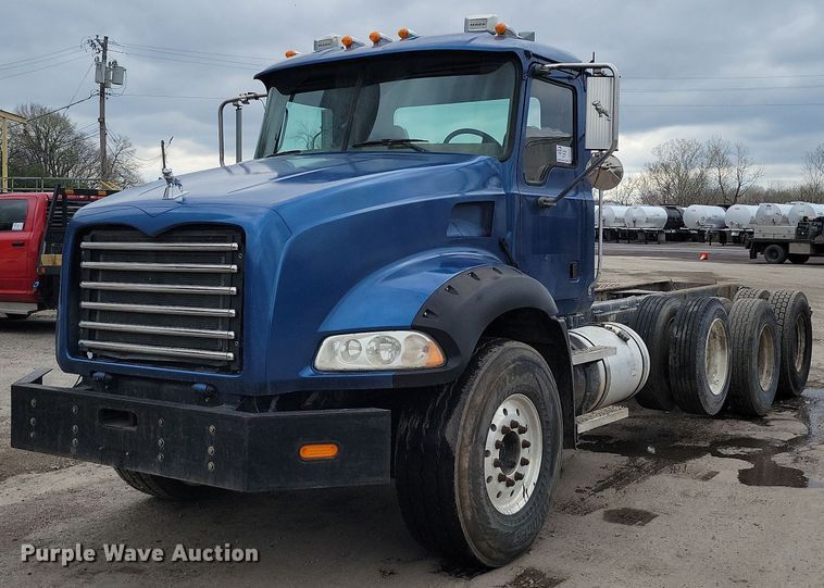 2006 Mack CT713 truck cab and chassis - DR7972