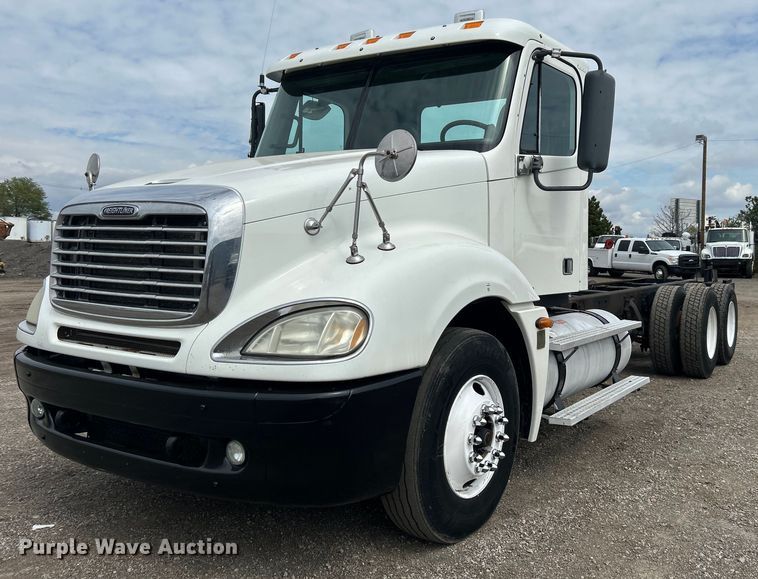 2006 Freightliner  Columbia truck cab and chassis - EG1362