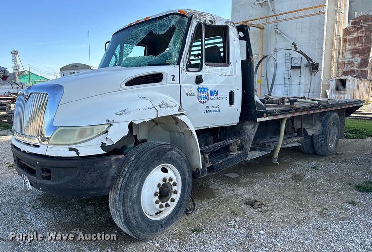 2006 International 4400 flatbed truck - EH6662