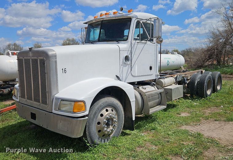 1997 Peterbilt 377 truck cab and chassis - EI3722