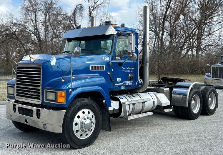 2015 Mack CHU613 semi truck - EK4162