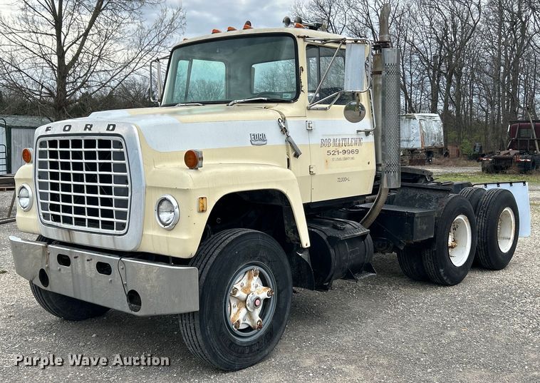 1975 Ford LT900 semi truck - EK4437