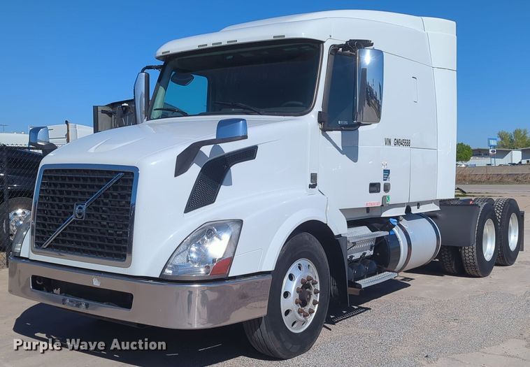 2016 Volvo  VNL semi truck - NG9308