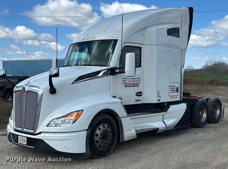 2022 Kenworth T680 semi truck - OF9358
