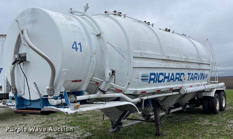 1979 Butler MFG pneumatic dry bulk trailer - OG9865