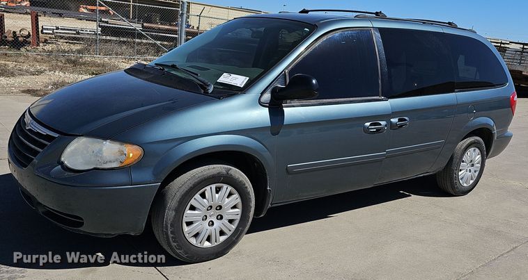 2005 Chrysler Town & Country LX van - DM1588